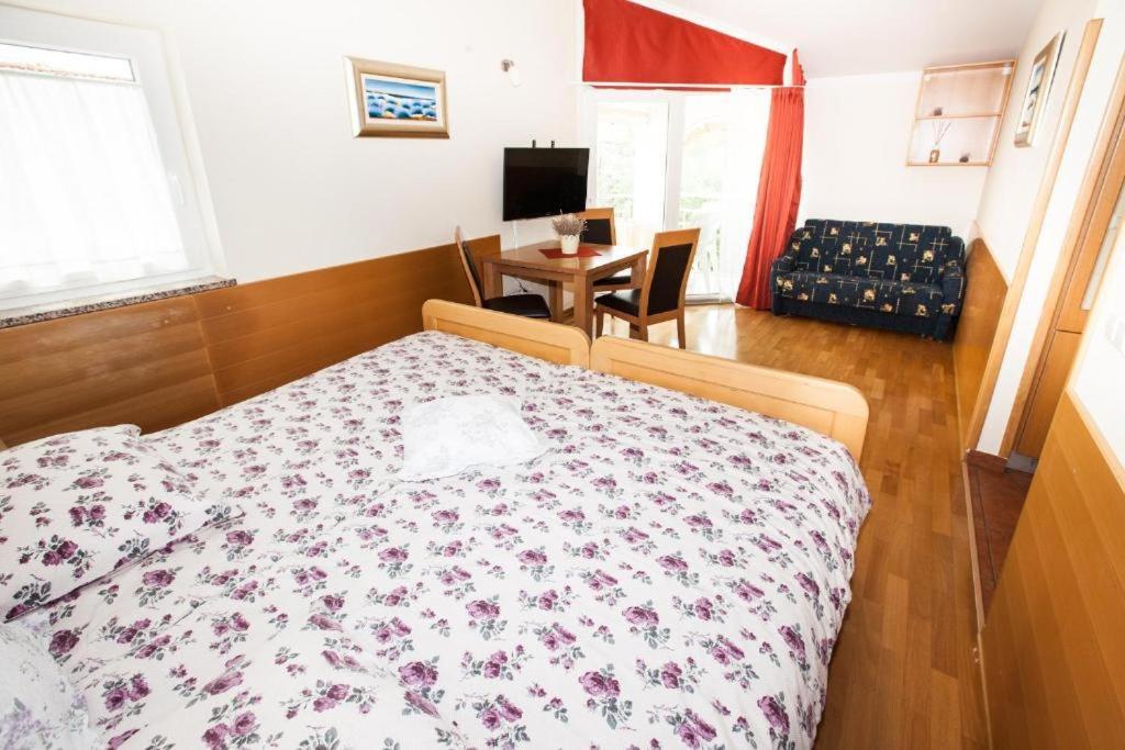 B&B Pansion Vago Malinska Exterior photo